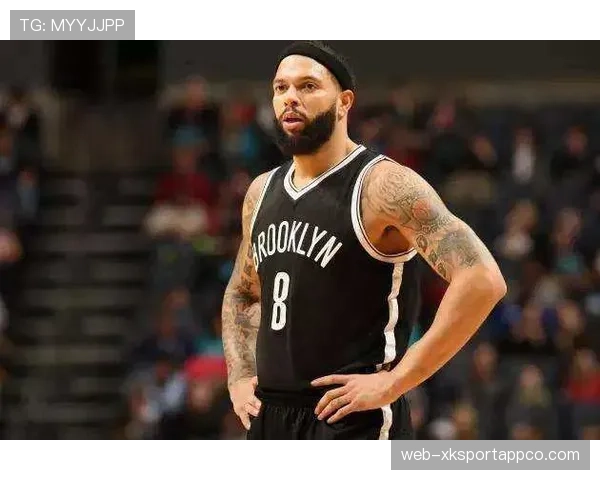 德隆·威廉姆斯无球掩护制造错位，主导爵士进攻节奏