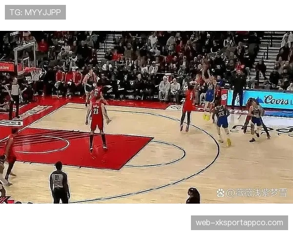 库里关键挡拆助勇士拉开比分，三分效率显著提升